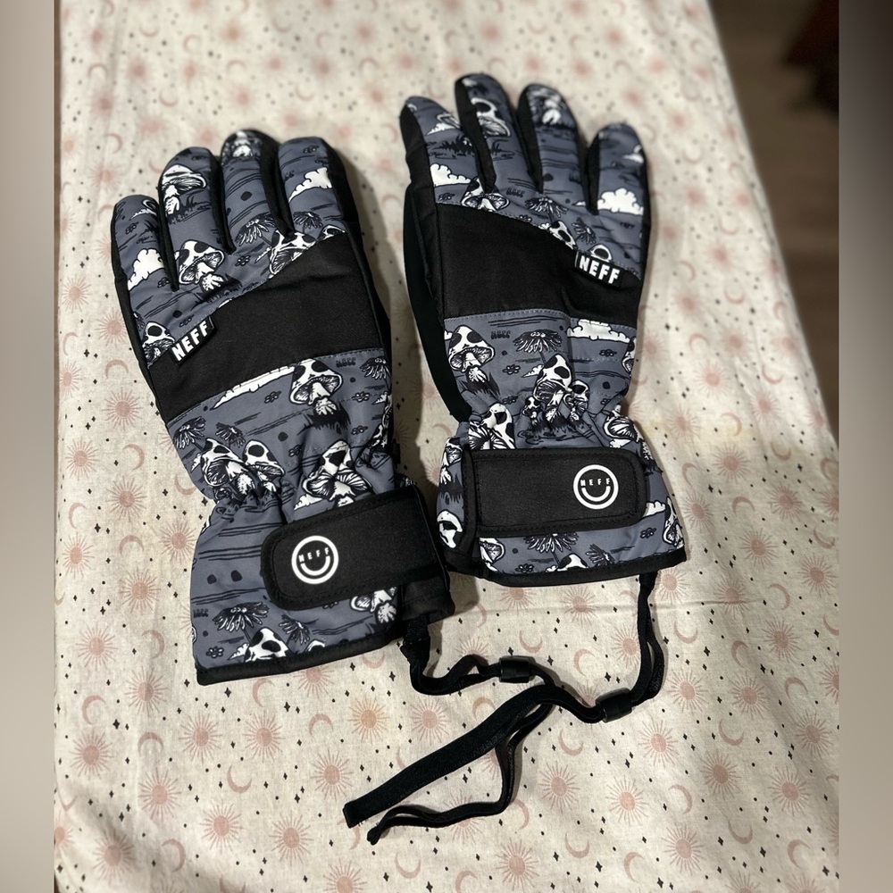 Neff mushroom snowboarding or ski gloves